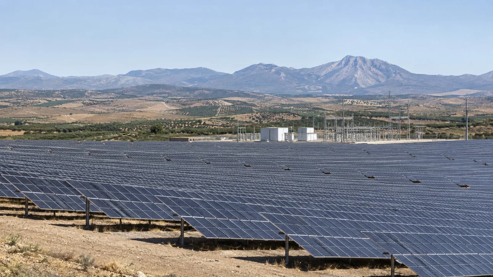 Parque fotovoltaico con sierra al fondo